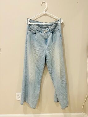 Old Navy Light Wash Wide-Leg Jeans in Light Blue